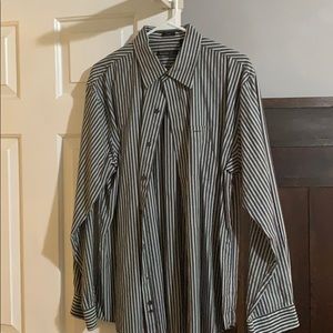 Men’s Van Heusen button down - L